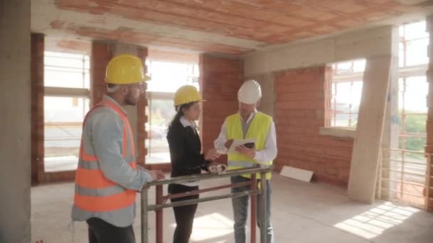 Mensen Die Werken Bouwplaats Man Vrouw Het Werk Het Nieuwe — Stockvideo