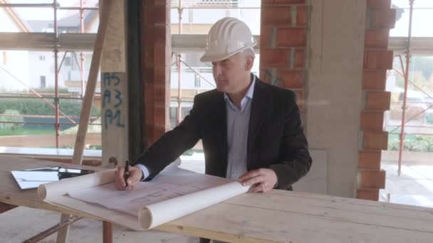 Kereskedelmi Ügynöke Beszél Ügyfelek Épületben Ember Dolgozik Mint Ingatlanügynök Építkezésen — Stock videók