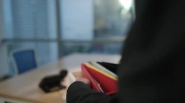 Yeni ofis için hareketli orta yetişkin adam. Beyaz işadamı kurumsal işyeri. Kağıtları, kişisel eşya ve belgeler dolu kutu taşıyan iş yerinde meşgul beyaz manager