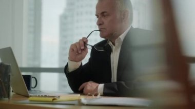 Modern ofisinde çalışan orta yetişkin adam. Executive işyerinde beyaz iş adamı. Dizüstü bilgisayar iş ile meşgul beyaz manager