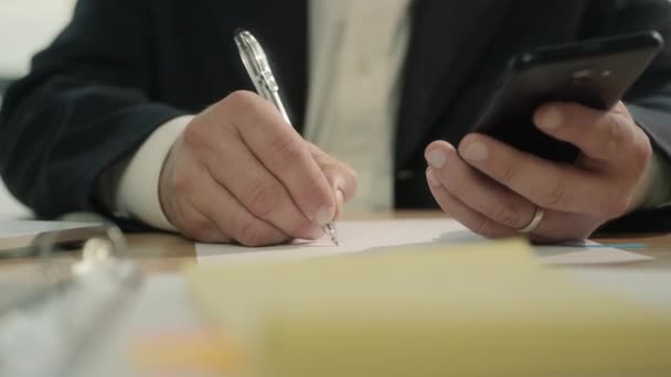 사무실에서 사람들 직장에서 비즈니스 사람입니다 펜으로 쓰기에 매니저 시트의 클로즈업 — 비디오