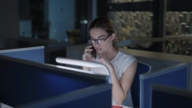 Ofiste iş yerinde mutlu emin başarılı iş kadını