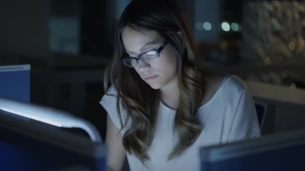 Femme d'affaires fatiguée Femme d'affaires avec maux de tête au bureau la nuit — Video