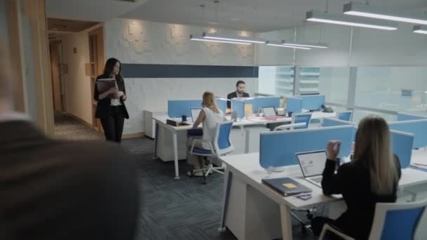 Coworking Space met mensen collega's collega's op het werk In Office — Stockvideo