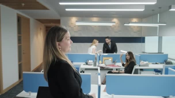 Портрет бизнес-менеджера-предпринимательницы в коворкинге офисного пространства — стоковое видео