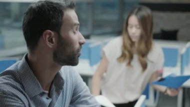 Office birlikte çalışma iş yerinde söz genç iş adamı