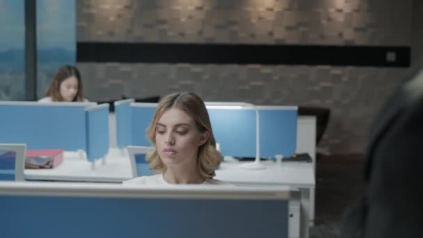 Femmes travaillant dans le bureau de coworking et réunion pour les entreprises 