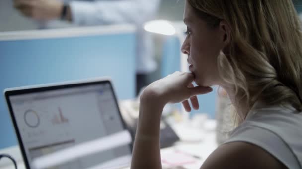 Coworking ofiste bilgisayar kullanan genç iş kadın meşgul — Stok video
