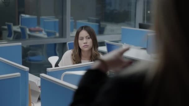 Réunion des femmes patrons et parler aux jeunes employés au bureau 