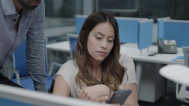Genç iş adamları iş ofis için Smartphone kullanarak Grup