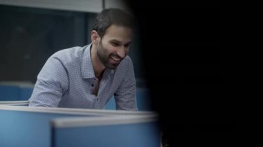 Takım genç meslektaşlarının Office iş için telefon kullanma