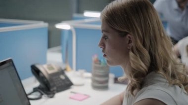 Grup ofis içinde işte cep telefonu kullanarak iş