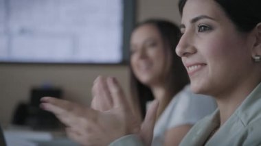 Mutlu kadın ofiste iş toplantısında alkış veriyorum