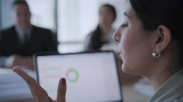 Latina gerente mulher empresária falando em reunião de negócios no escritório — Vídeo de Stock