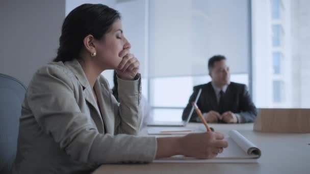 Empresária cansada mulher de negócios com dor de cabeça na sala de reuniões do escritório — Vídeo de Stock