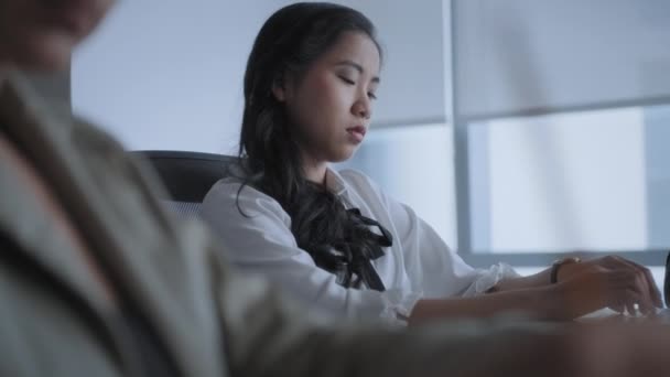 Asian Businesswoman Business Woman With Headache In Office Meeting Room — Stockvideo