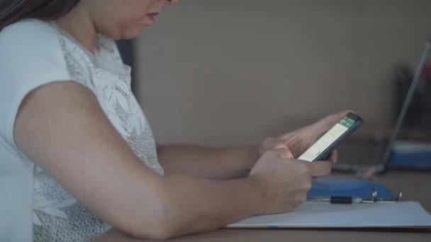 Rukou ženy obchodní psaní textové zprávy na mobilní telefon — Stock video