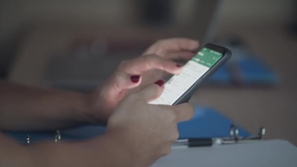 Женские руки бизнес-леди смс сообщение на смартфоне приложение для обмена сообщениями — стоковое видео