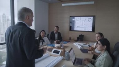 Konferans sırasında çalışma modern office iş adamları. İşadamı ve oda toplantıda konuşan Yöneticisi ile iş kadınları. Başarılı patron mutlu erkek ve kadın Alkışlar eller konuşuyor