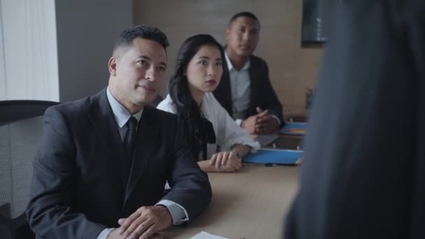 Compañeros de trabajo aplaudiendo y felicitando al presidente en la reunión de negocios en el cargo — Vídeo de stock