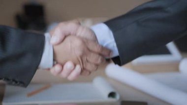 İş toplantısı için sözleşme sonra meslektaşı ile el sıkışan Yöneticisi