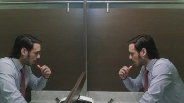 Office tuvalette öğle yemeği yedikten sonra diş fırçalama işadamı