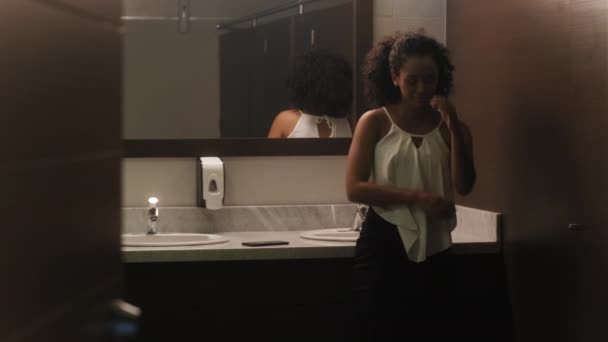 Triste giovane donna d'affari che piange con il collega in bagno ufficio — Video Stock