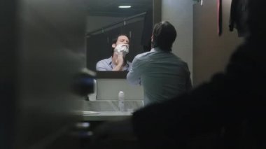 Erken çalışmaya Commuting sonra işadamı tıraş Office tuvalet