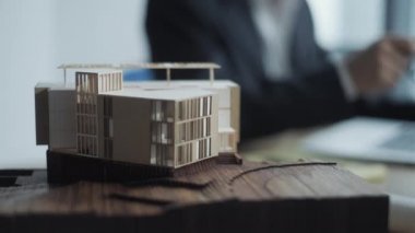 Orta yetişkin iş adamı modern ofis mimar olarak çalışıyor. Executive işyeri mühendisi olarak beyaz iş adamı. Kurumsal iş profesyonel Studio dizüstü PC yazarak meşgul beyaz patron