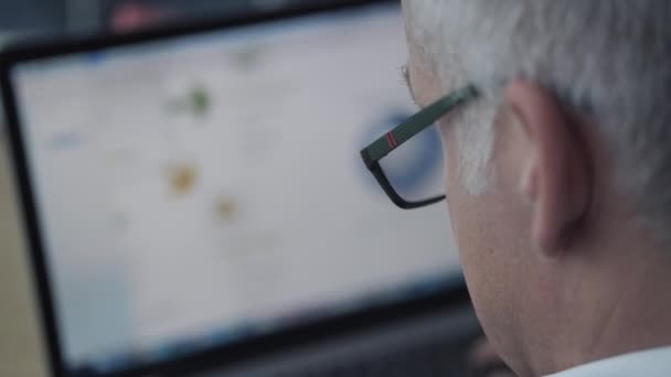 Homme d'affaires dactylographiant et écran d'ordinateur de moniteur de PC avec des graphiques — Video
