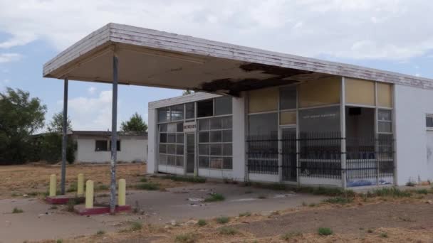 Tucumcari Nueva México Julio 2018 Estación Servicio Abandonada Una Carretera — Vídeo de stock