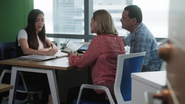 Mujer Que Trabaja Como Abogada Con Antiguos Clientes Consultora Financiera — Vídeo de stock