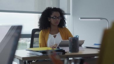 Modern ofisinde çalışan genç iş kadın. İspanyol işkadını cep telefonu kısa mesaj yazarak. Meşgul latina kadın Yöneticisi veya e-posta ve Internet için iş smartphone kullanarak Sekreter