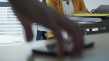 Genç iş adamı ve kadın ofiste gülüyor. Mutlu insanlar video cep telefonundan arıyorum. Latin kız komik video ve resim iş yerinde izlemek için smartphone kullanarak gülümseyen meslektaşı ile