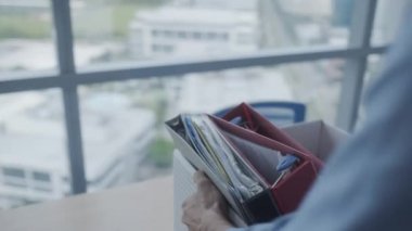 Yeni ofise taşıma genç iş adamı. Beyaz işadamı kurumsal işyeri. Kutu kağıtları, kişisel eşya ve belgeler iş promosyon için dolu taşıyan iş yerinde meşgul beyaz manager