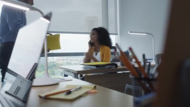 Joven Mujer Negocios Trabajando Oficina Empresaria Latina Hablando Por Teléfono — Vídeos de Stock