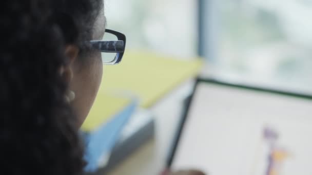 Mujer Negocios Que Trabaja Como Secretaria Oficina Compañía Empresaria Lugar — Vídeo de stock