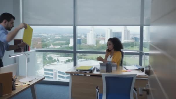Joven Mujer Negocios Trabajando Oficina Empresaria Latina Hablando Por Teléfono — Vídeo de stock