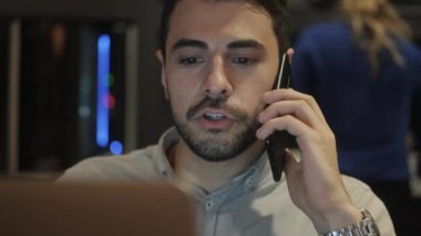 Modern ofis kafeteryada çalışan genç iş adamı. Latin işadamı ile pc çift işyerinde. Dizüstü bilgisayar iş ile meşgul İspanyol Yöneticisi. İş ve profesyonel meslek kavramı