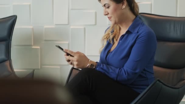 快乐的女商人在办公室工作时用手机放松的肖像 西班牙的女士在工作 并在智能手机上发短信 女商人微笑 工作者作为拉丁裔经理 慢动作 — 图库视频影像