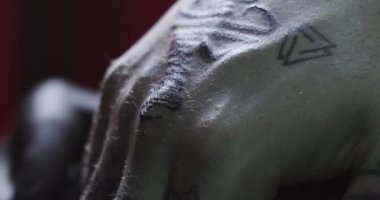 Gençler tattoo Studio. Güzellik ve moda salon modern dövme ve vücut sanat için kişilerde. Erkek ve kadın dövme alma konusunda profesyonel dövmeci tarafından deri kol