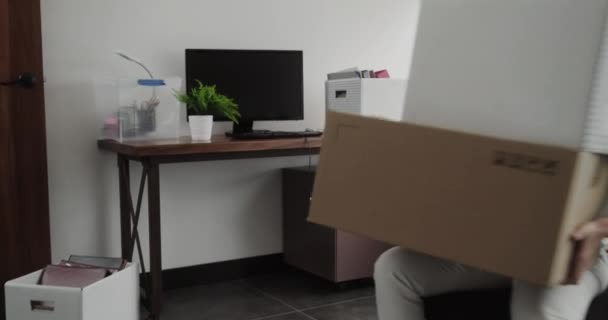 Junge Lateinamerikanische Geschäftsfrau Trägt Kisten Und Zieht Ein Neues Büro — Stockvideo