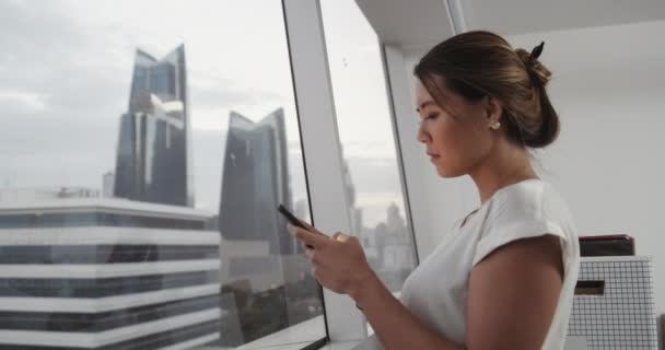 Obchodní Žena Úsměvem Mobilním Telefonem Přestěhování Nové Kanceláři Krásná Obchodnice — Stock video