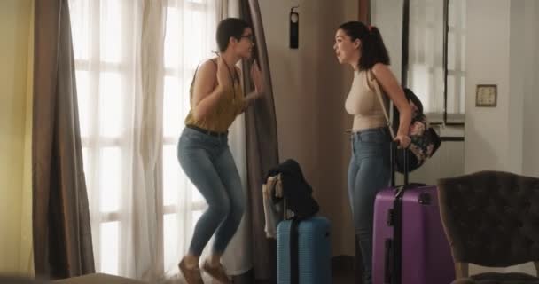 Две Лесбиянки Смеялись Радости После Регистрации Номере Отеля Счастливая Гомосексуальная — стоковое видео
