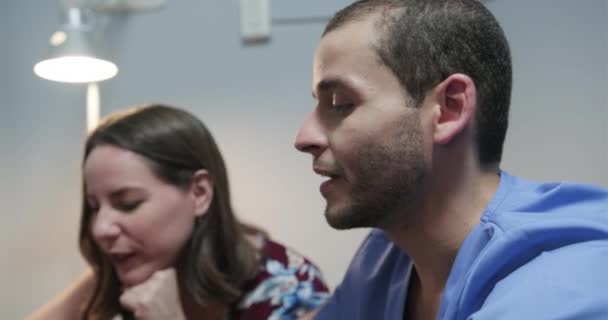 Brincando Com Médico Fazendo Exame Eeg Para Criança Laboratório Hospital — Vídeo de Stock