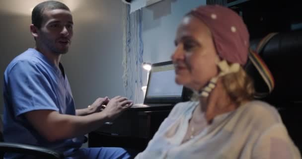 Médico Realizando Examen Eeg Anciana Laboratorio Hospitalario Médico Haciendo Terapia — Vídeo de stock