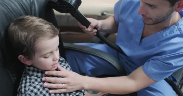 Врач Проводящий Tms Обследование Ребенка Педиатрической Больнице Врач Проводящий Мозготерапию — стоковое видео