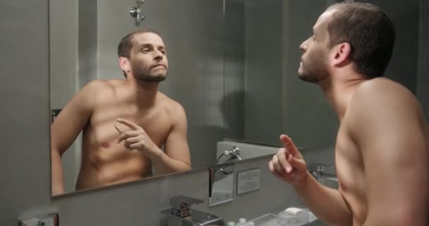 Giovani Ispanici Bellezza Maschile Persona Omosessuale Latina Con Barba Toelettatura — Video Stock