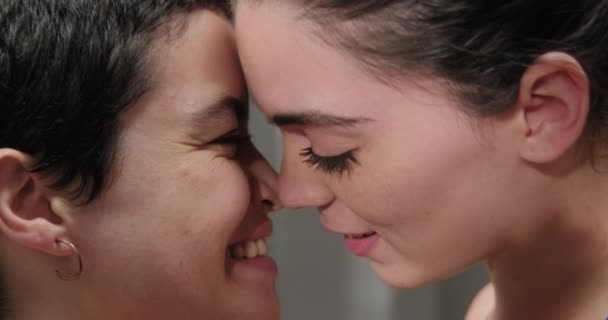 Jong Latino Mensen Romantiek Met Spaanse Vrouwen Liefde Tussen Lesbiennes — Stockvideo