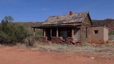Cuervo, New Mexico, Amerika Birleşik Devletleri, hayalet kasaba yolu Interstate 40 boyunca binalarda terk edilmiş. Güneybatı bize küçük bir Amerikan köy görünümü. Çölde eski ahşap Anasayfa
